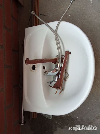 Раковина со смесителем и кронштейном