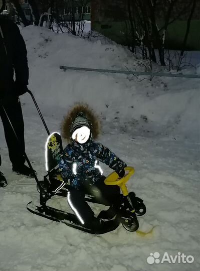 Снегокат с ручкой и колесами новый