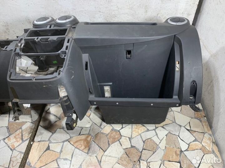 Торпедо Renault Logan седан 1.6 K4MC697 (84 Л.С.)