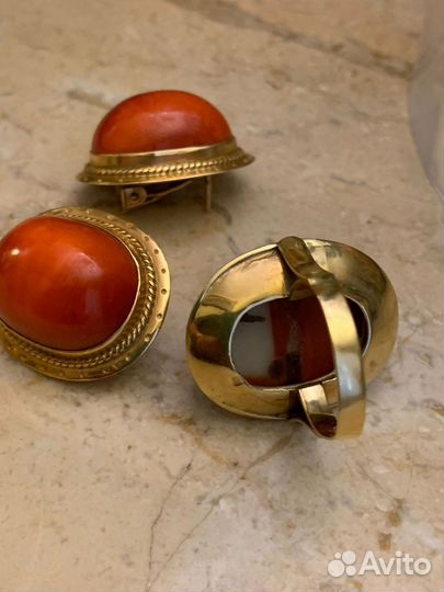 Золотые серьги с кораллом