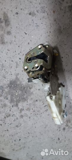 Замок двери задний левый nissan micra К11