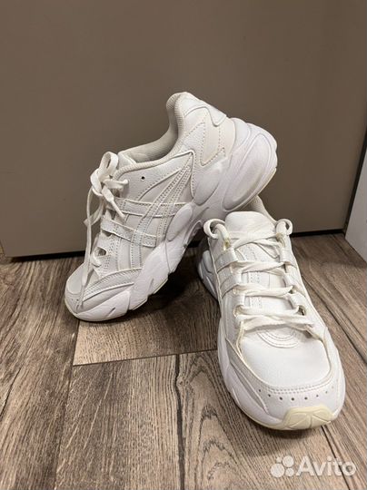 Кроссовки женские asics