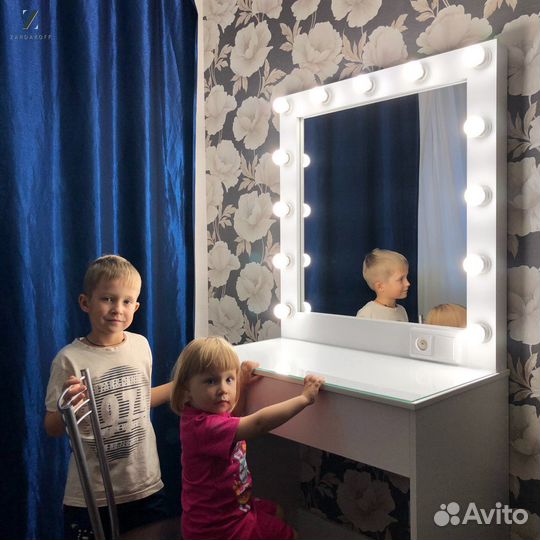 Гримёрное зеркало с лампочками и столик