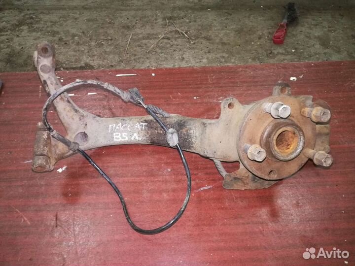 Поворотный кулак левый Volkswagen Passat b5