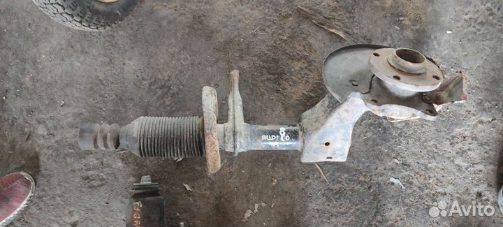 Стойка передняя правая Audi 80 B3