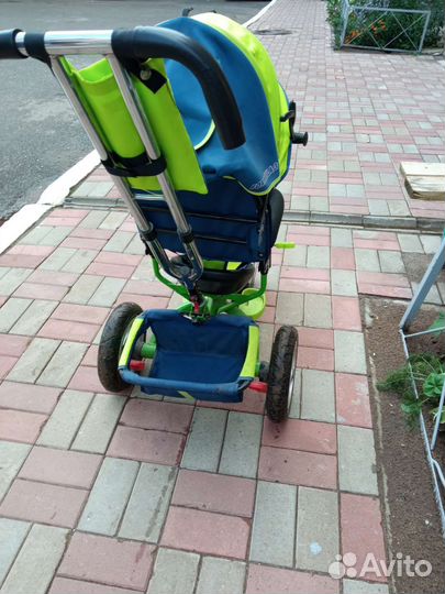 Детский велосипед с ручкой