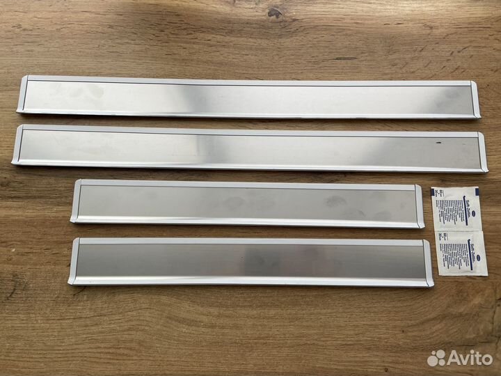 Оригинальные накладки на пороги LADA Largus Club