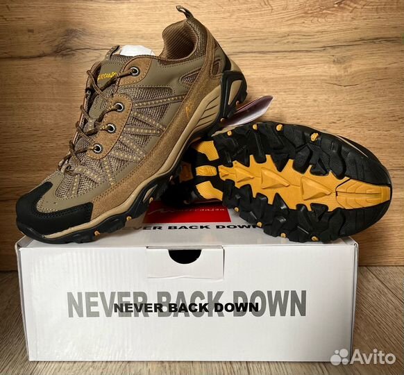 Треккинговые кроссовки 