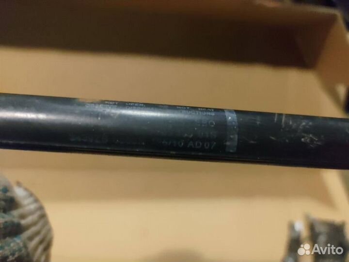 Амортизатор капота volkswagen Passat CC 2008