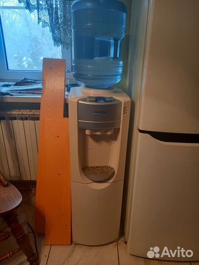 Кулер для воды напольный