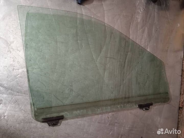 Стекло двери передней левой Dodge Grand caravan 4