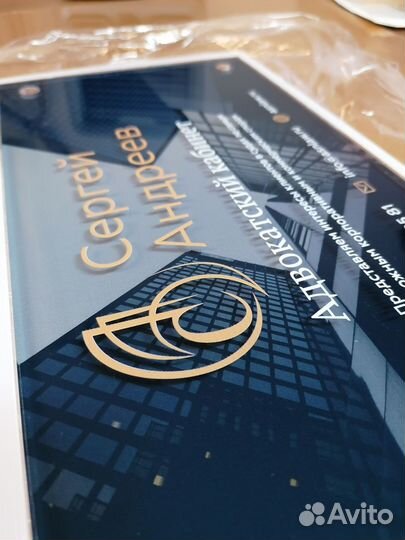 Деревянные таблички с логотипом бренда