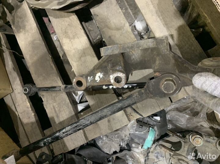 Задний левый поворотный кулак Тойота Камри v55 v50