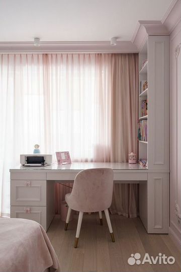 Рабочая зона для школьника у окна