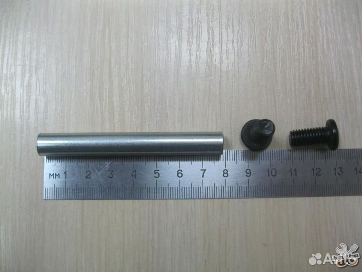 Ось крепления переднего колеса детской коляски