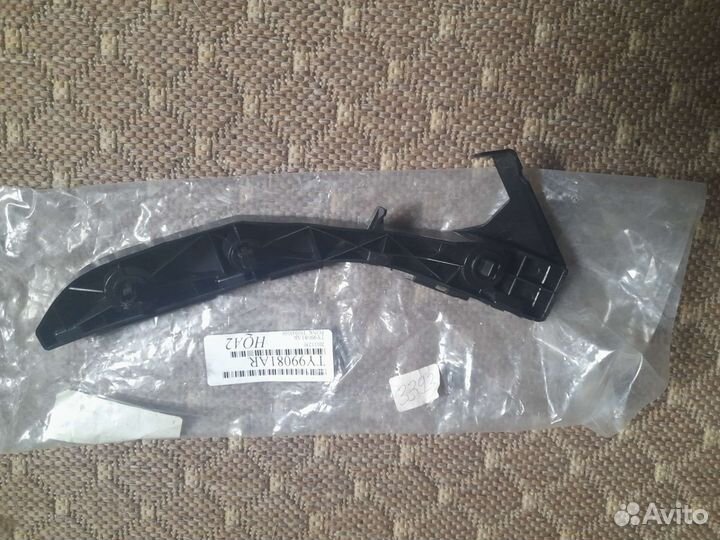 Кронштейн переднего бампера правый toyota prius