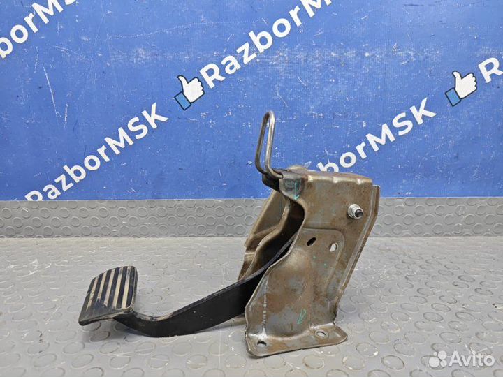 Педаль тормоза Nissan Terrano