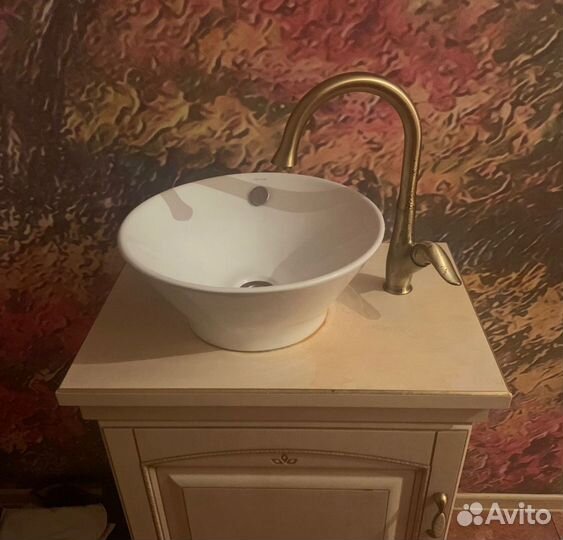 Раковина с краном