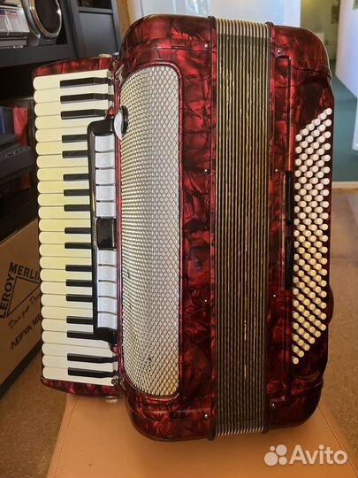 Продажа муз. инструм.(аккордеоны и синтезатор)
