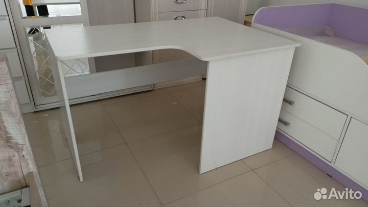 Угловой письменный стол