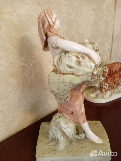 Фарфоровая статуэтка Германия 19 в