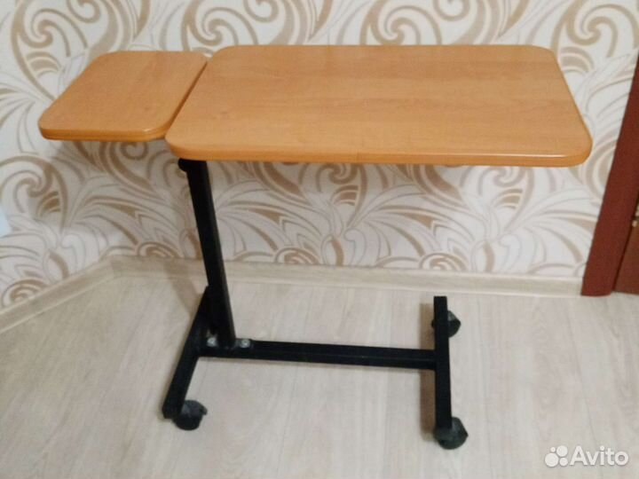 Прикроватный столик на колесиках