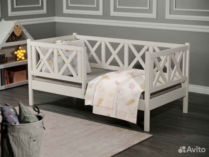 Кроватка из натурального дерева высокий борт детск
