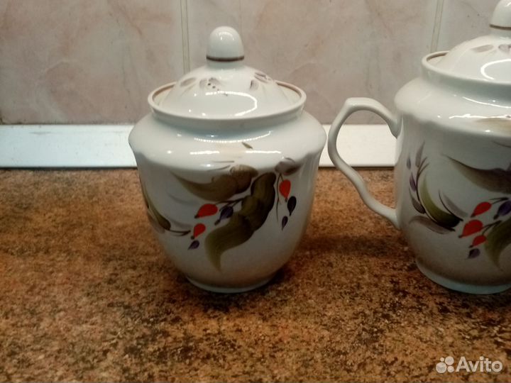 Заварочный чайник и сахарница