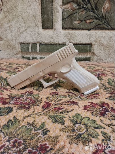 Пистолет из дерева