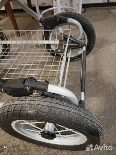 Прогулочная коляска с надувными колесами