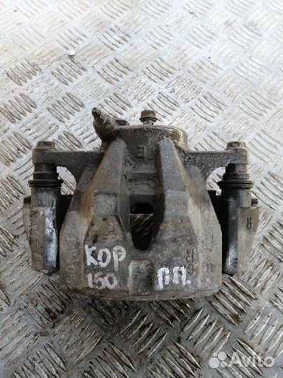 Суппорт передний правый Toyota Corolla E150 1.6