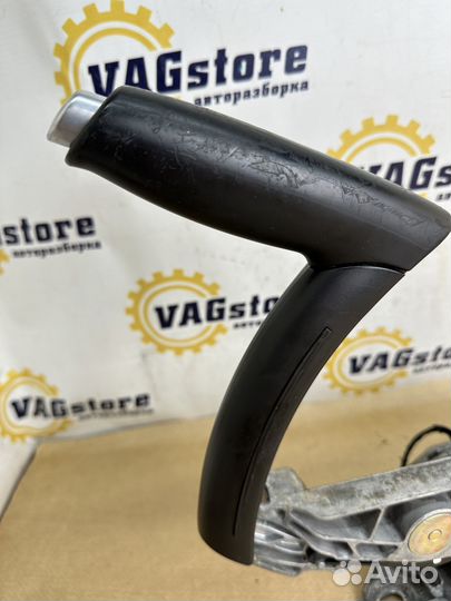 Рычаг стояночного тормоза (ручник) Audi A3 8P