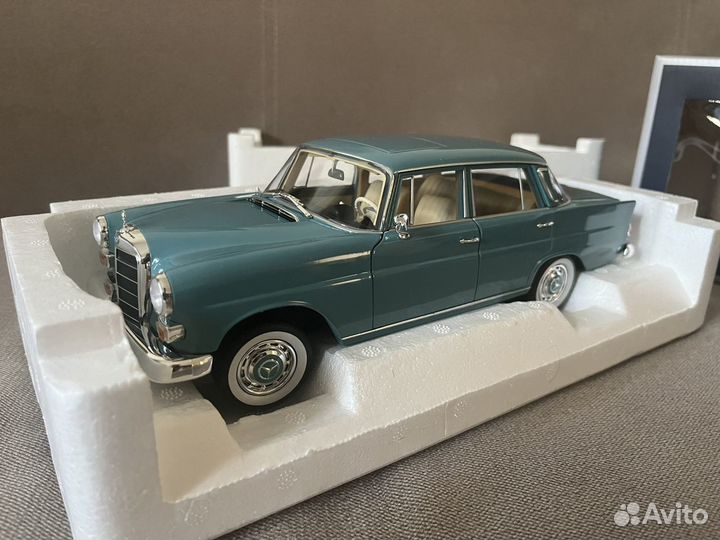 1:18 Mercedes-Benz 200 Green 1966 Norev