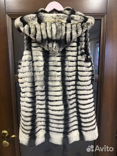 Меховая жилетка с капюшоном