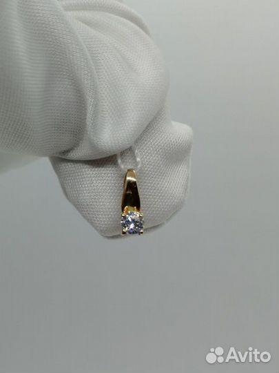 Золотая подвеска с камнем