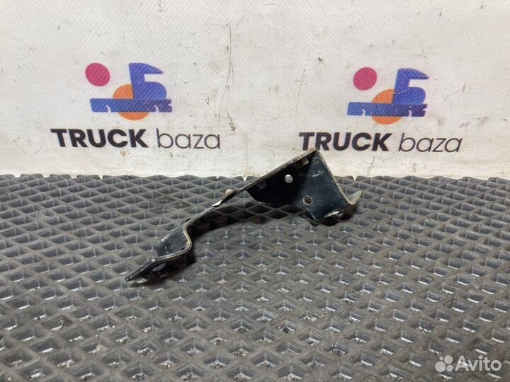 810W624105146 Кронштейн торпедо правый