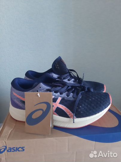 Кроссовки женские