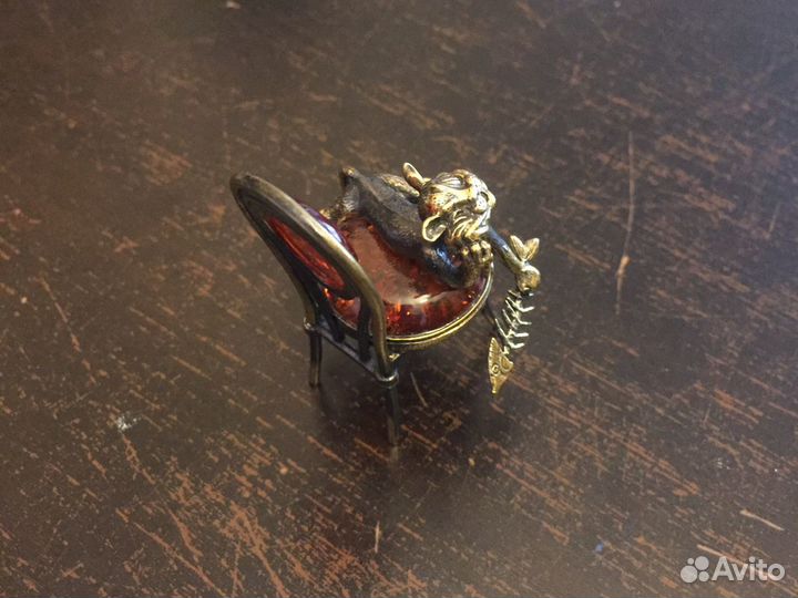 Фигурка кота с косточкой на янтарном стуле