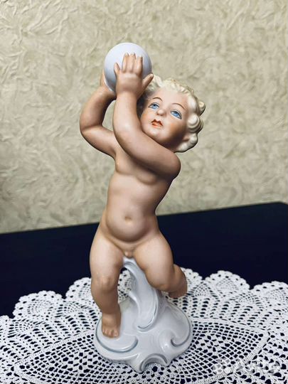 Винтажная фигурка путти с мячом