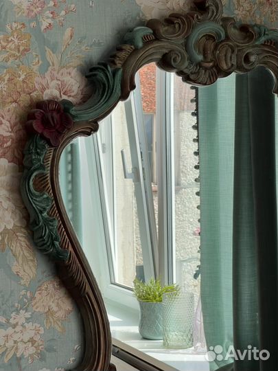 Зеркало в резной раме