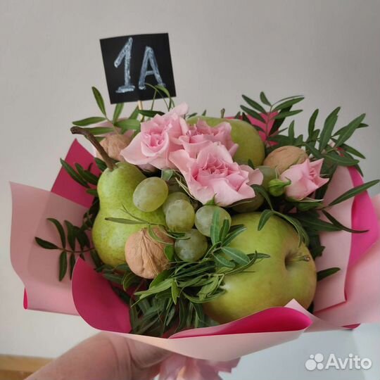 Букет из фруктов и ягод и овощей