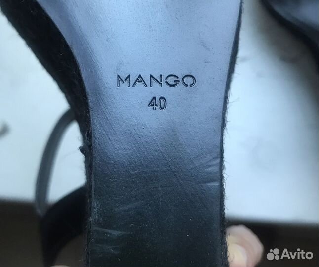 Босоножки на танкетке черные mango