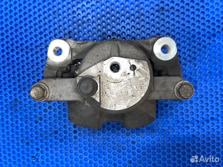 Суппорт передний правый Toyota Prius 30