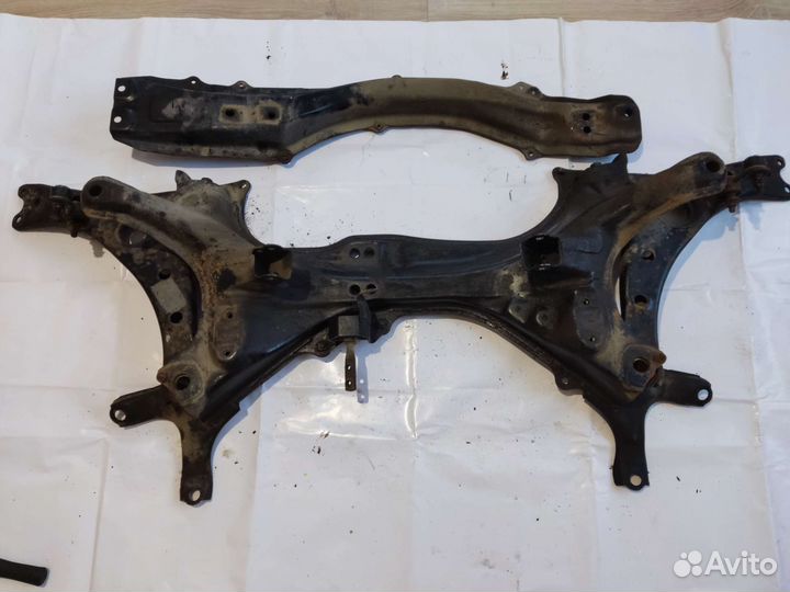 Подрамник передний с рычагами Toyota Corona EXiV