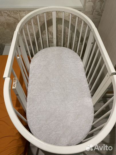 Детская кроватка с маятником