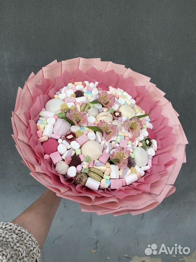 Сладкий букет из зефира и маршмелоу с цветами