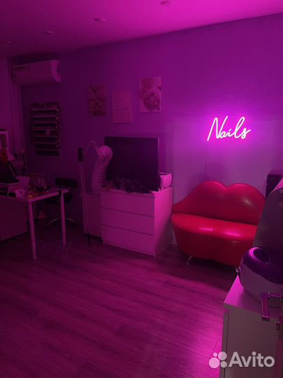 Неоновая вывеска Nails новая