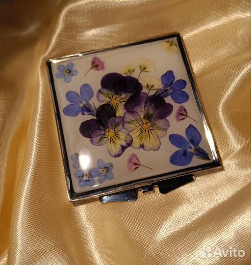 Зеркальце карманное с сухоцветами из смолы