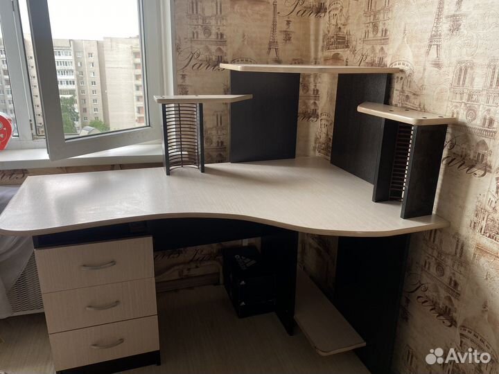 Компьютерный стол белый