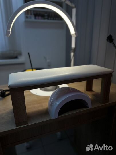 Подставка для рук маникюрная бежевая с деревом